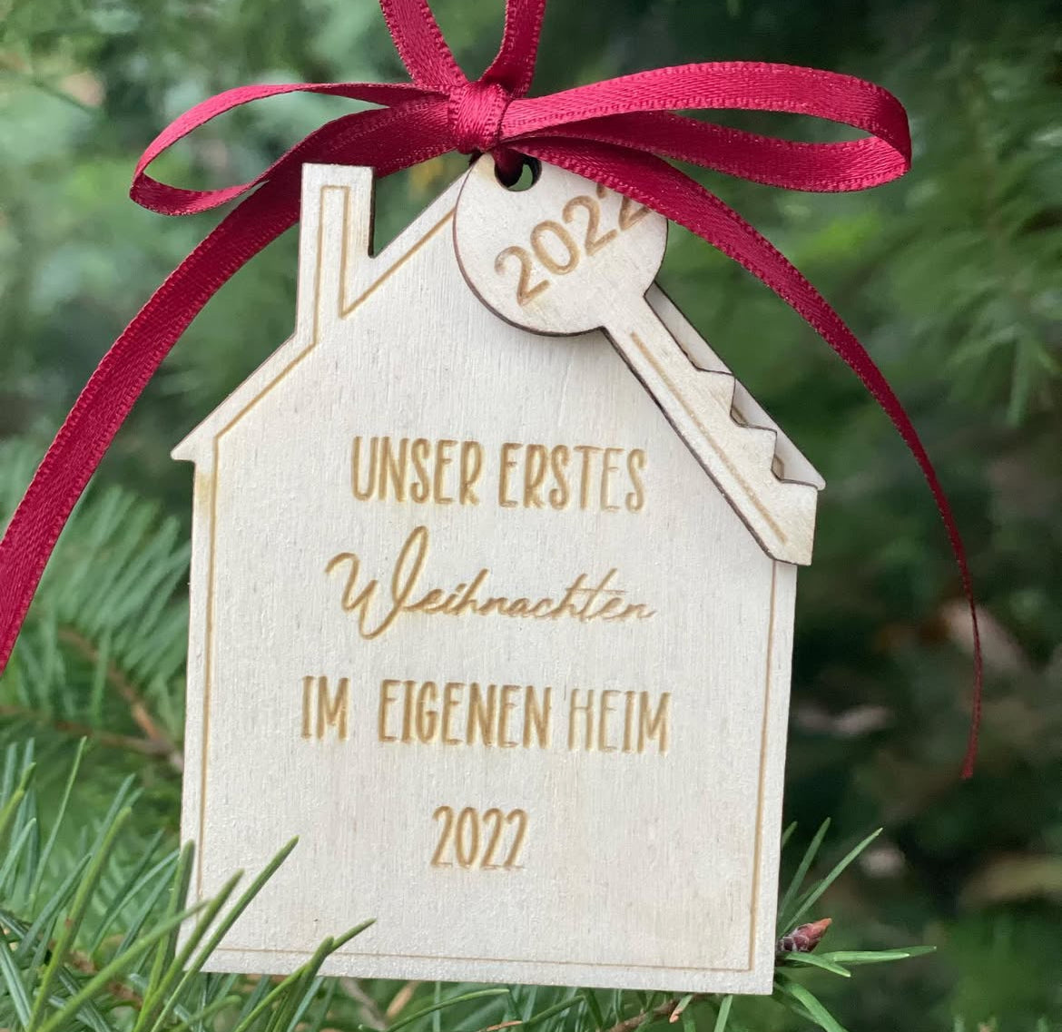 Christbaumschmuck „Unser erstes Eigenheim“ aus Holz