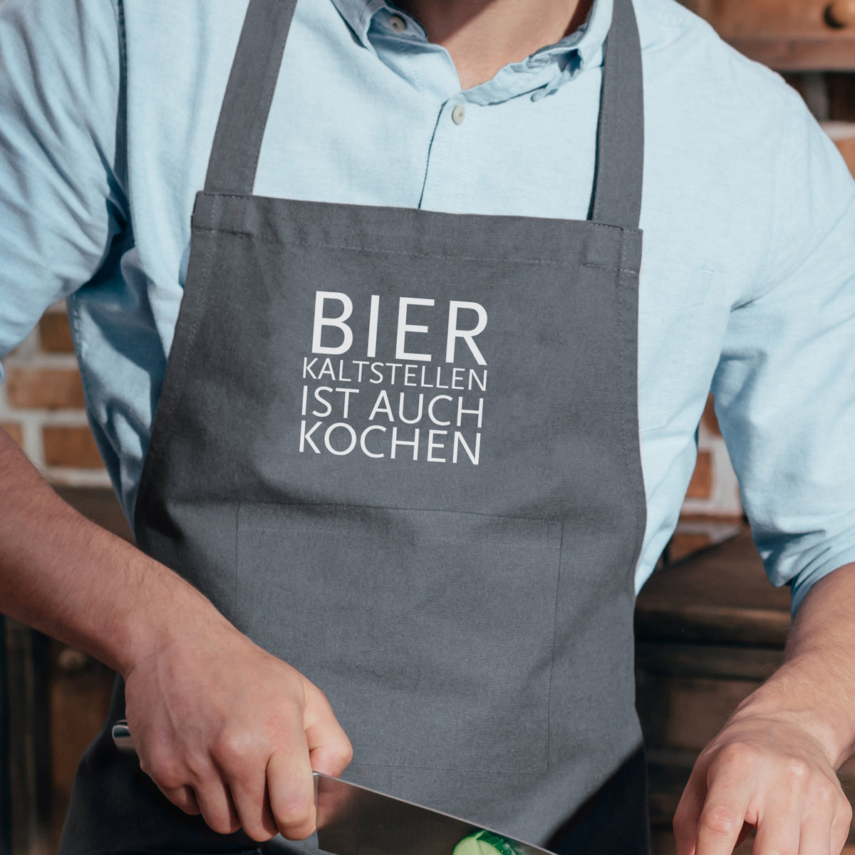 17;30 - Küchenschürze grau - "Bier kaltstellen ist auch kochen"