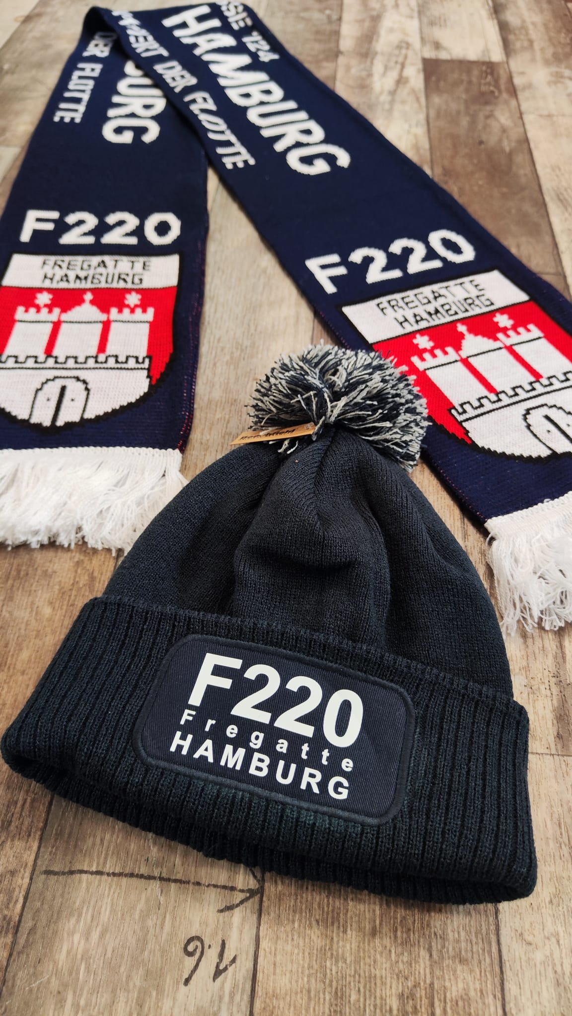 Set aus Fanschal und Bommelmütze - F220 Fregatte Hamburg